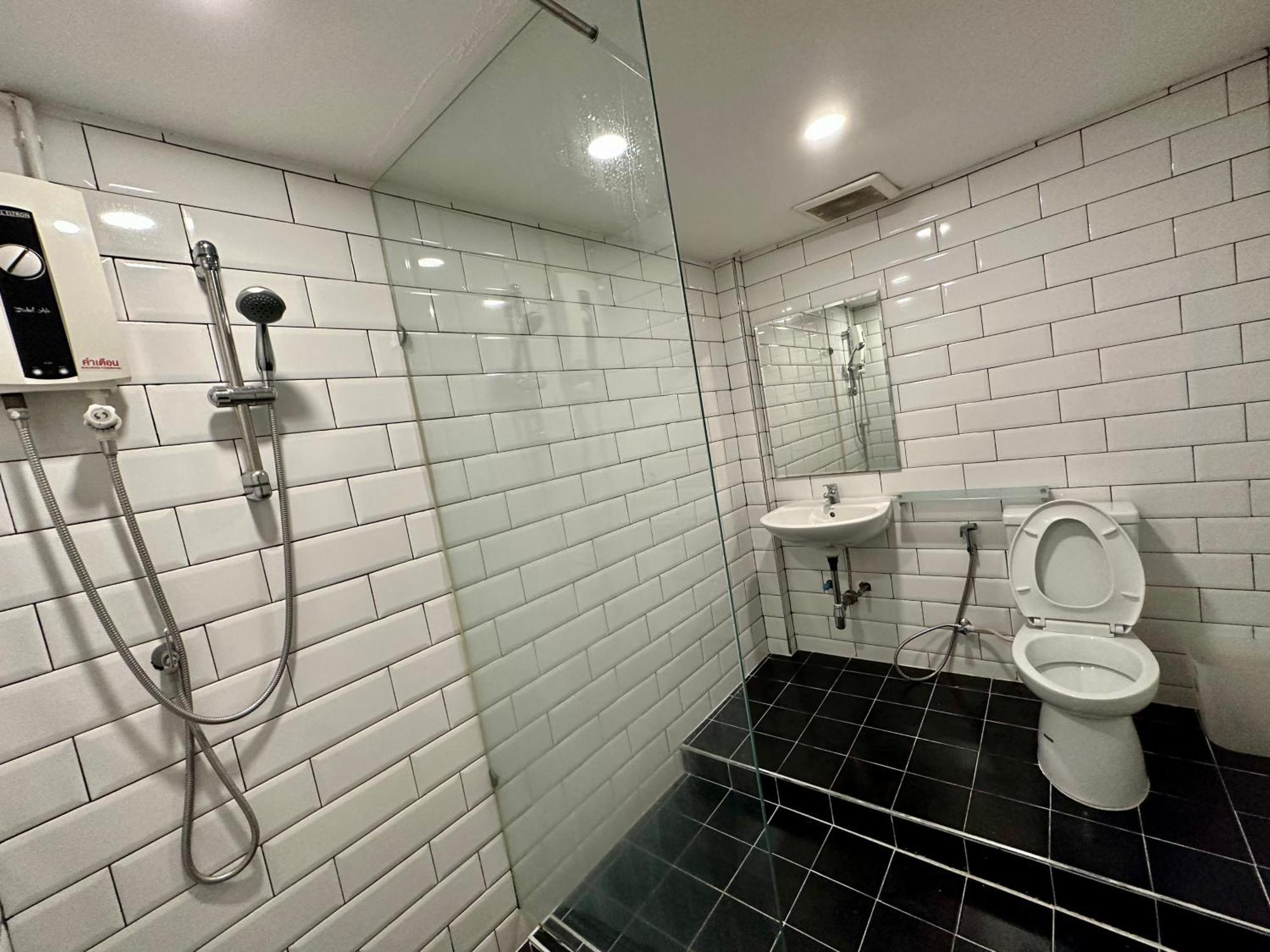 The Cute Silom Hostel Бангкок Экстерьер фото